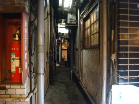 ぶちうま新橋店通路.jpg