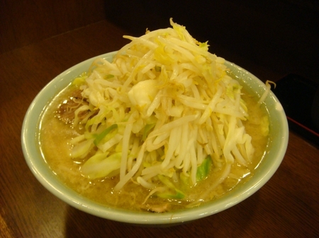 ラーメン二郎池袋東口店ぶた入りラーメン野菜ましまし.jpg