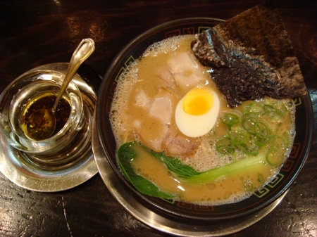 大砲ラーメン天神今泉店醤油とんこつラーメン.jpg
