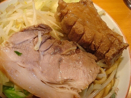 二郎野猿街道店2小ラーメンブタ.jpg